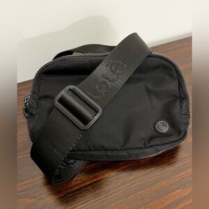 LOLE Unisex Belt Bag Zippered Pockets Adjustable Strap Water Resistant Nylon EUC